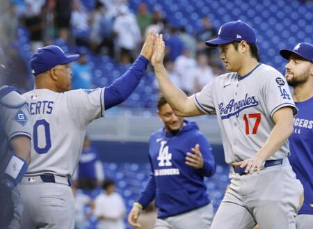 　マーリンズに勝利し、ロバーツ監督（左）とタッチを交わす大谷（共同）