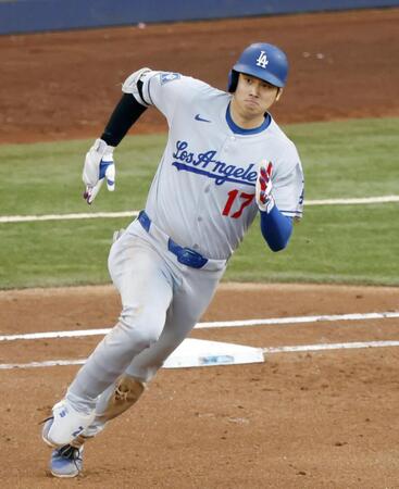 　６回、三塁打を放ち一塁を回る大谷（共同）