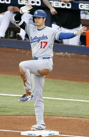 　６回、三塁打を放ちポーズをとる大谷（共同）