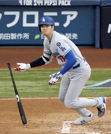 　６回、三塁打を放つ大谷（共同）