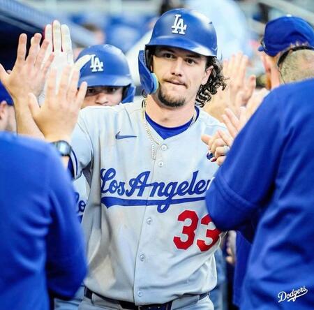 ドジャース　眠れる王子様が昇格→２日目で今季初安打１号３ラン　大谷も満面笑顔で袋ごとヒマワリの種シャワー
