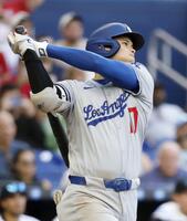 　６回、三塁打を放つ大谷（共同）