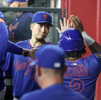 　７回、マクニールの適時打で生還したアクーニャ（右）を迎える千賀（共同）