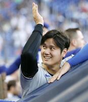 　７回、ベンチでファンの声援に応える大谷（共同）