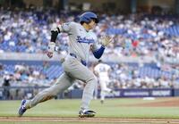 　６回、三塁打を放った大谷（共同）