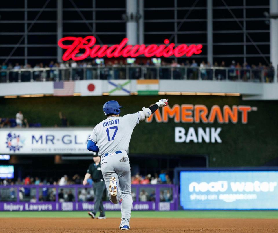 　６回、１０号ソロを放ち、二塁へ向かうドジャース・大谷（共同）