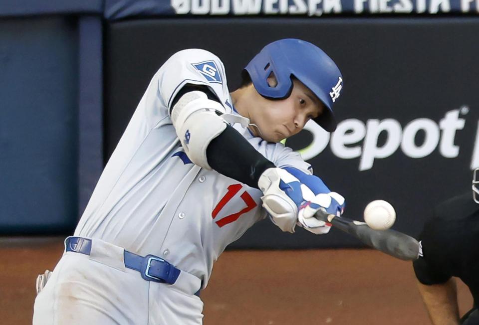 　６回、三塁打を放つ大谷（共同）