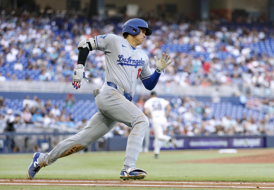 　６回、三塁打を放った大谷（共同）