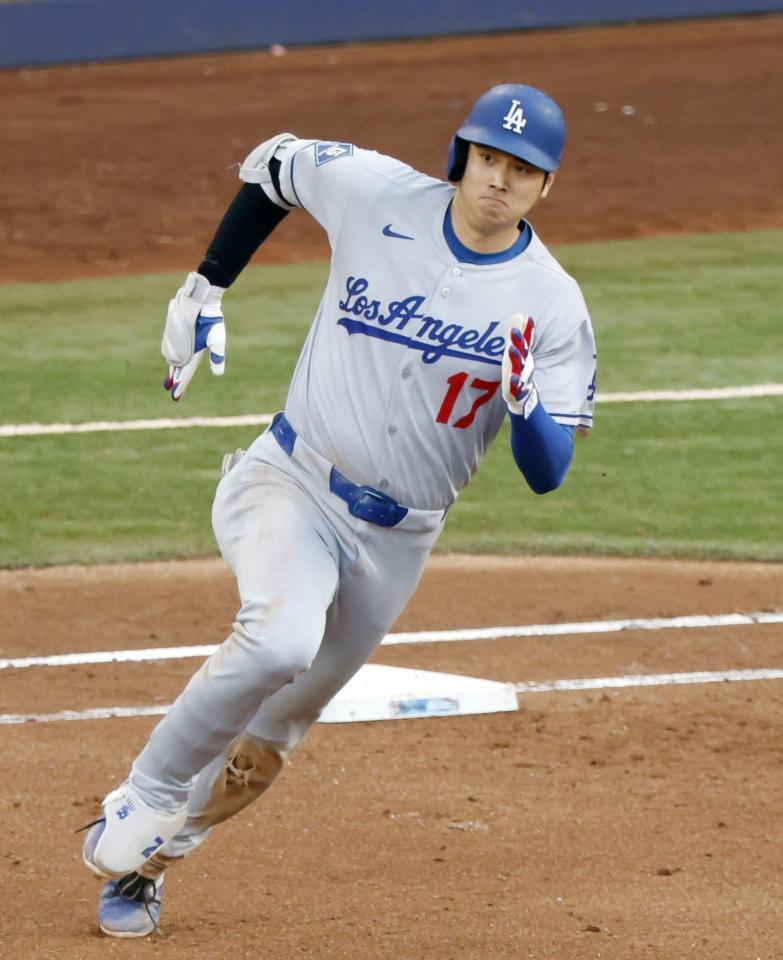 　６回、三塁打を放ち一塁を回る大谷（共同）