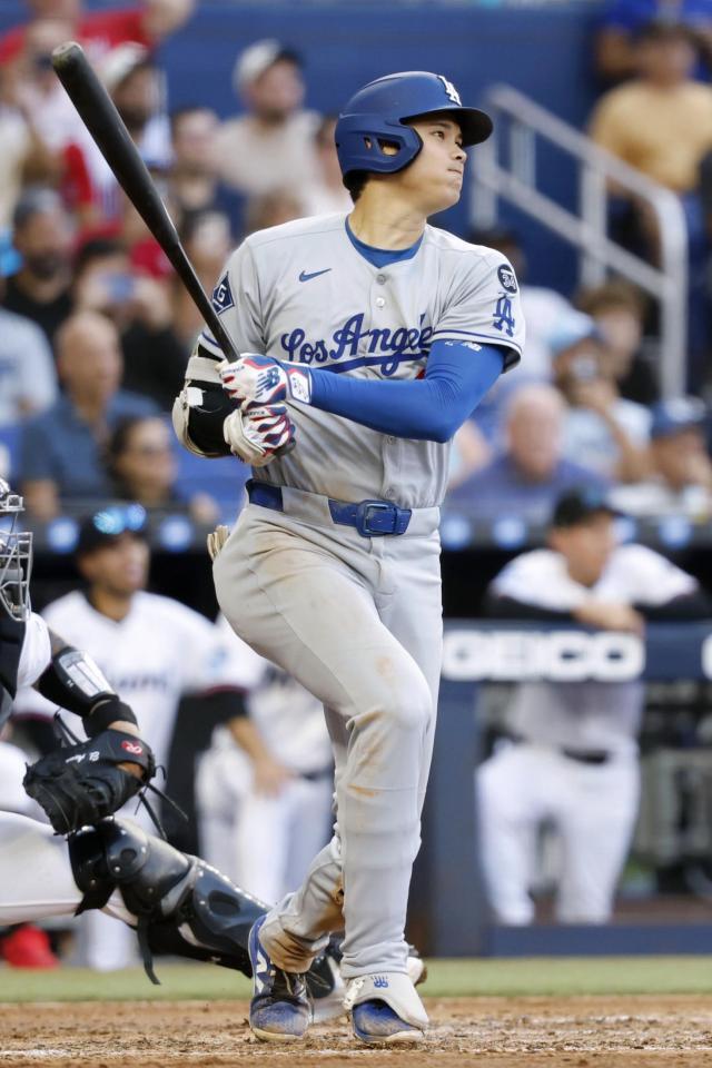 　６回、三塁打を放つ大谷（共同）