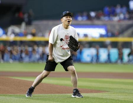 　ダイヤモンドバックス－ドジャースの試合で始球式を行うお笑いタレントの宮迫博之さん（共同）