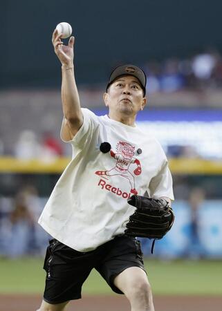 　ダイヤモンドバックス－ドジャースの試合で始球式を行うお笑いタレントの宮迫博之さん（共同）