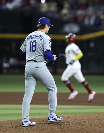 　ダイヤモンドバックス戦の４回、モレノ（奥）に満塁本塁打を浴びたドジャース・山本（共同）