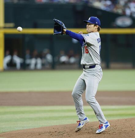 　ダイヤモンドバックス戦の１回、スミスを投ゴロに仕留めるドジャース・山本（共同）