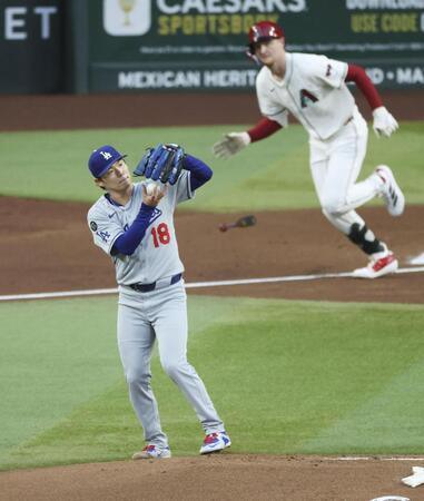 　ダイヤモンドバックス戦の１回、スミスを投ゴロに仕留めるドジャース・山本（共同）