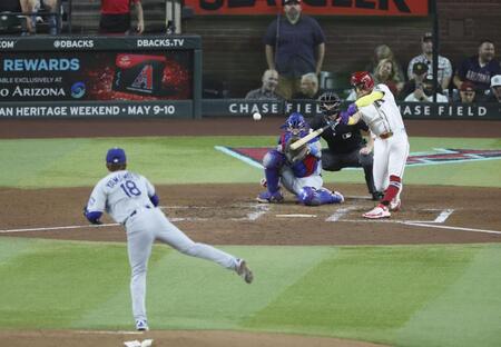 　ドジャース戦の４回、山本（18）から満塁本塁打を放つダイヤモンドバックスのモレノ（共同）