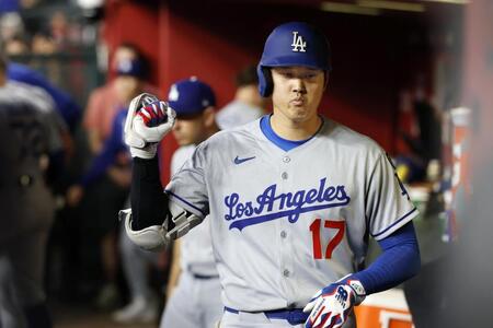 　ダイヤモンドバックス戦の９回に１１号ソロを放ち、ベンチで拳を握るドジャース・大谷（共同）