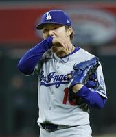 　ダイヤモンドバックス戦の４回、モレノに満塁本塁打を浴び、厳しい表情のドジャース・山本（提供・共同通信社）