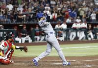 　ダイヤモンドバックス戦の９回、11号ソロを放つドジャース・大谷（共同）