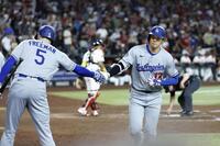 　ダイヤモンドバックス戦の９回、１１号ソロを放ちフリーマン（５）に迎えられるドジャース・大谷（共同）
