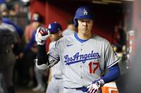 　ダイヤモンドバックス戦の９回に１１号ソロを放ち、ベンチで拳を握るドジャース・大谷（共同）