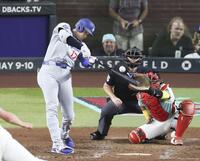 　ダイヤモンドバックス戦の９回、１１号ソロを放つドジャース・大谷（共同）