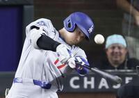 　ダイヤモンドバックス戦の９回、１１号ソロを放つドジャース・大谷（共同）
