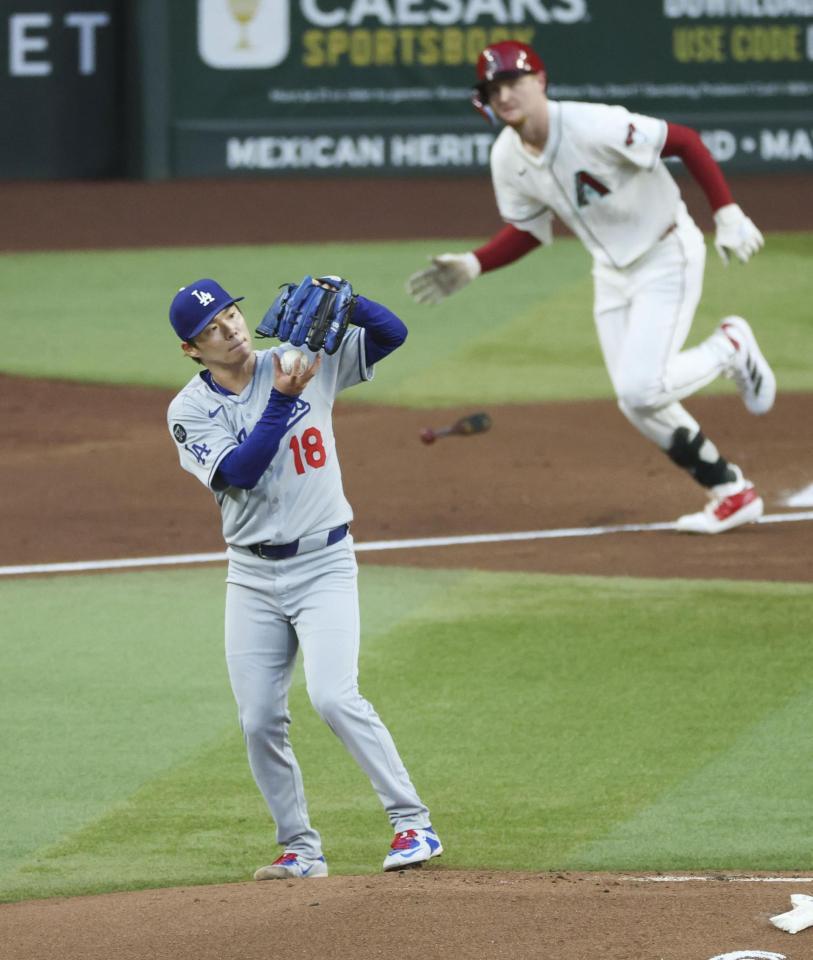 　ダイヤモンドバックス戦の１回、スミスを投ゴロに仕留めるドジャース・山本（共同）