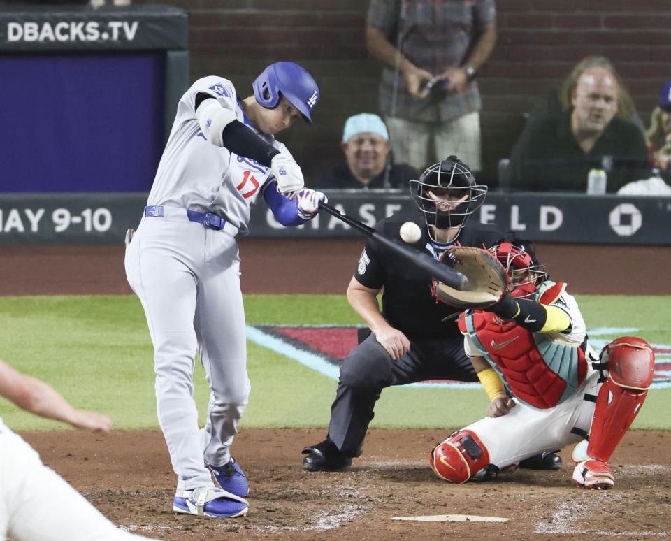 　ダイヤモンドバックス戦の９回、１１号ソロを放つドジャース・大谷（共同）