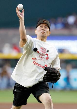 【写真】始球式は「宮迫です」　ドジャース戦の試合前にワンバウンド投球　Ｔシャツのキャラクターが気になる