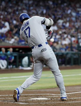 　ダイヤモンドバックス戦の２回、左中間に適時二塁打を放つドジャース・大谷（共同）