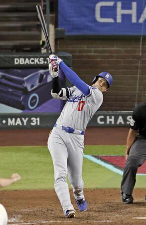 　ダイヤモンドバックス戦の９回、右中間に決勝３ランを放つドジャース・大谷（共同）