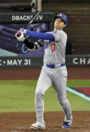 　ダイヤモンドバックス戦の９回、右中間に決勝３ランを放つドジャース・大谷（共同）