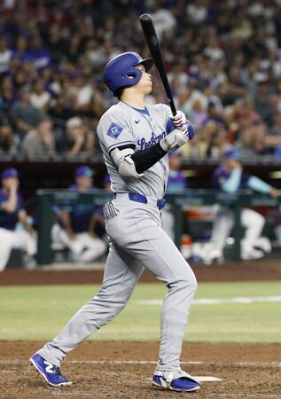 　ダイヤモンドバックス戦の９回、右中間に決勝３ランを放つドジャース・大谷（共同）