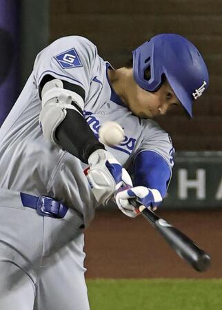 　ダイヤモンドバックス戦の９回、右中間に決勝３ランを放つドジャース・大谷（共同）