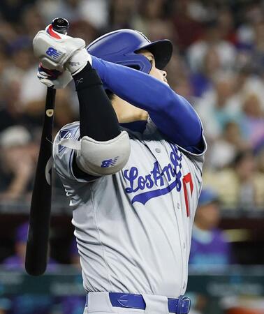 　ダイヤモンドバックス戦の９回、右中間に決勝３ランを放つドジャース・大谷（共同）