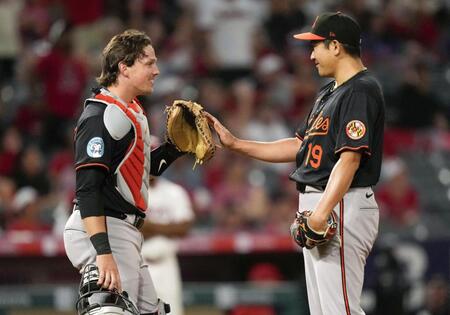 　８回、降板する前に捕手から祝福される菅野（ＡＰ＝共同）