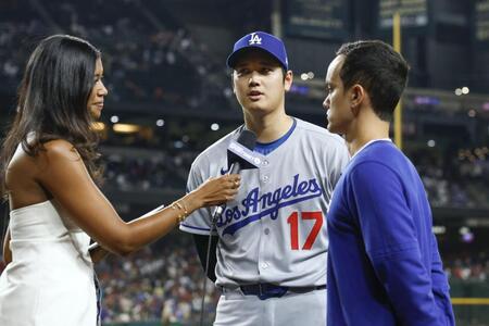 　ダイヤモンドバックスに勝利し、インタビューを受ける大谷（共同）