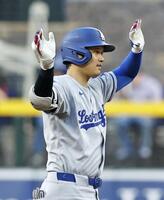 　ダイヤモンドバックス戦の１回、二塁打を放ちポーズをとるドジャース・大谷（共同）