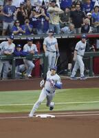 　ダイヤモンドバックス戦の１回、二塁打を放ち一塁を回るドジャース・大谷（共同）