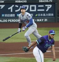 　ダイヤモンドバックス戦の１回、中越えに二塁打を放つドジャース・大谷。投手ロドリゲス（共同）