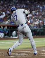 　ダイヤモンドバックス戦の２回、左中間に適時二塁打を放つドジャース・大谷（共同）