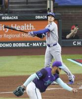 　２回、左中間に適時二塁打を放つ大谷。投手ロドリゲス（共同）