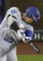 　ダイヤモンドバックス戦の９回、右中間に決勝３ランを放つドジャース・大谷（共同）