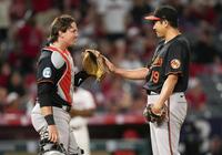 　８回、降板する前に捕手から祝福される菅野（ＡＰ＝共同）