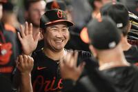 　８回、ベンチで祝福される菅野（ＡＰ＝共同）