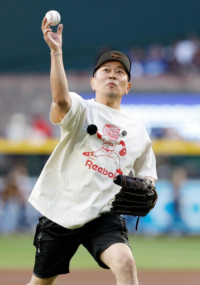 　ドジャース戦の始球式を務める宮迫博之（共同）