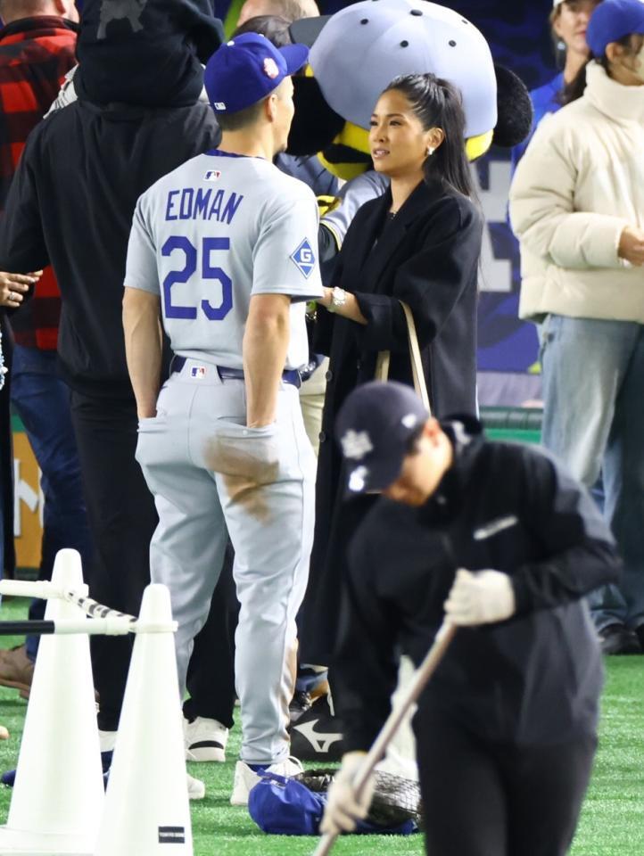 　ドジャースのトミー・エドマン（背番号２５）とキアステン夫人