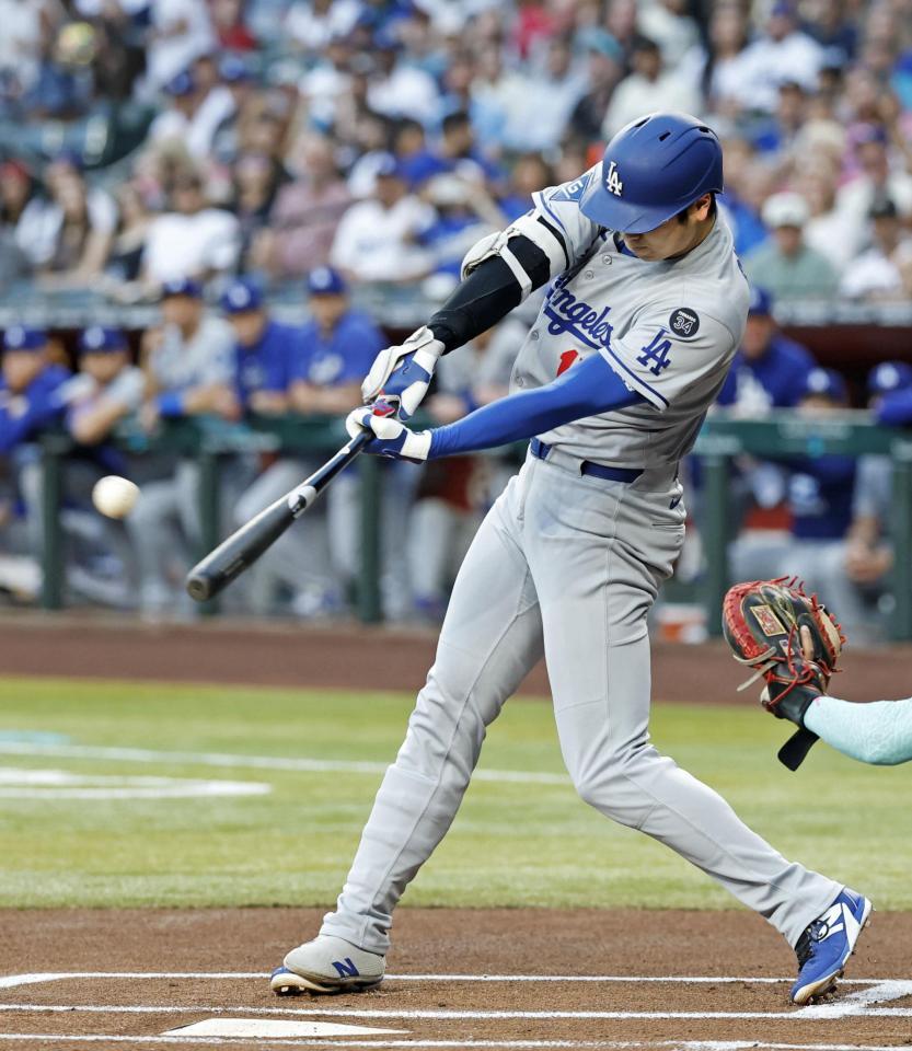 　ダイヤモンドバックス戦の１回、中越え二塁打を放つドジャース・大谷（共同）