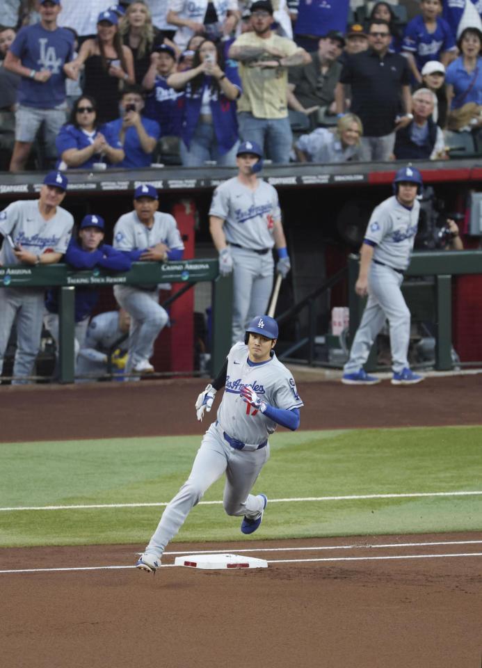 　ダイヤモンドバックス戦の１回、二塁打を放ち一塁を回るドジャース・大谷（共同）